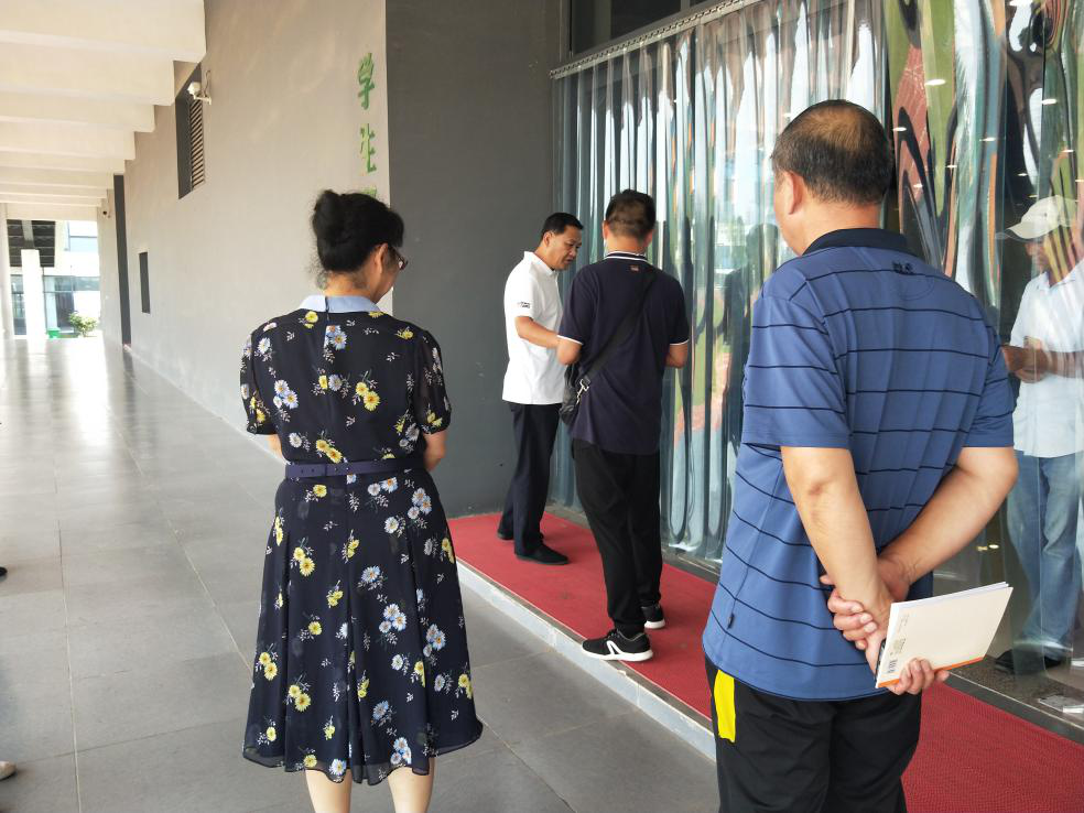 張愛(ài)平董事長(zhǎng)視察高鐵校區(qū)食堂并給出整改意見