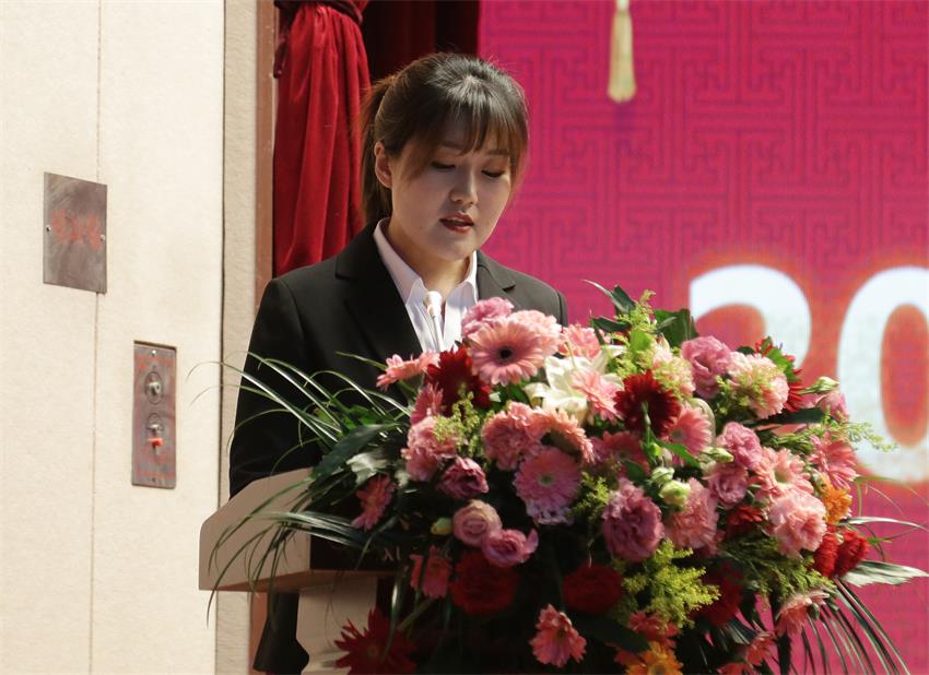 集團(tuán)副總、江蘇樹恩教育科技有限公司總經(jīng)理郭晏彤同志宣讀《關(guān)于2019年寶潤(rùn)集團(tuán)下達(dá)各校區(qū)招生計(jì)劃的意見》